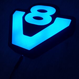 V8 skilt/lysboks med Bluetooth styrt RGB lys