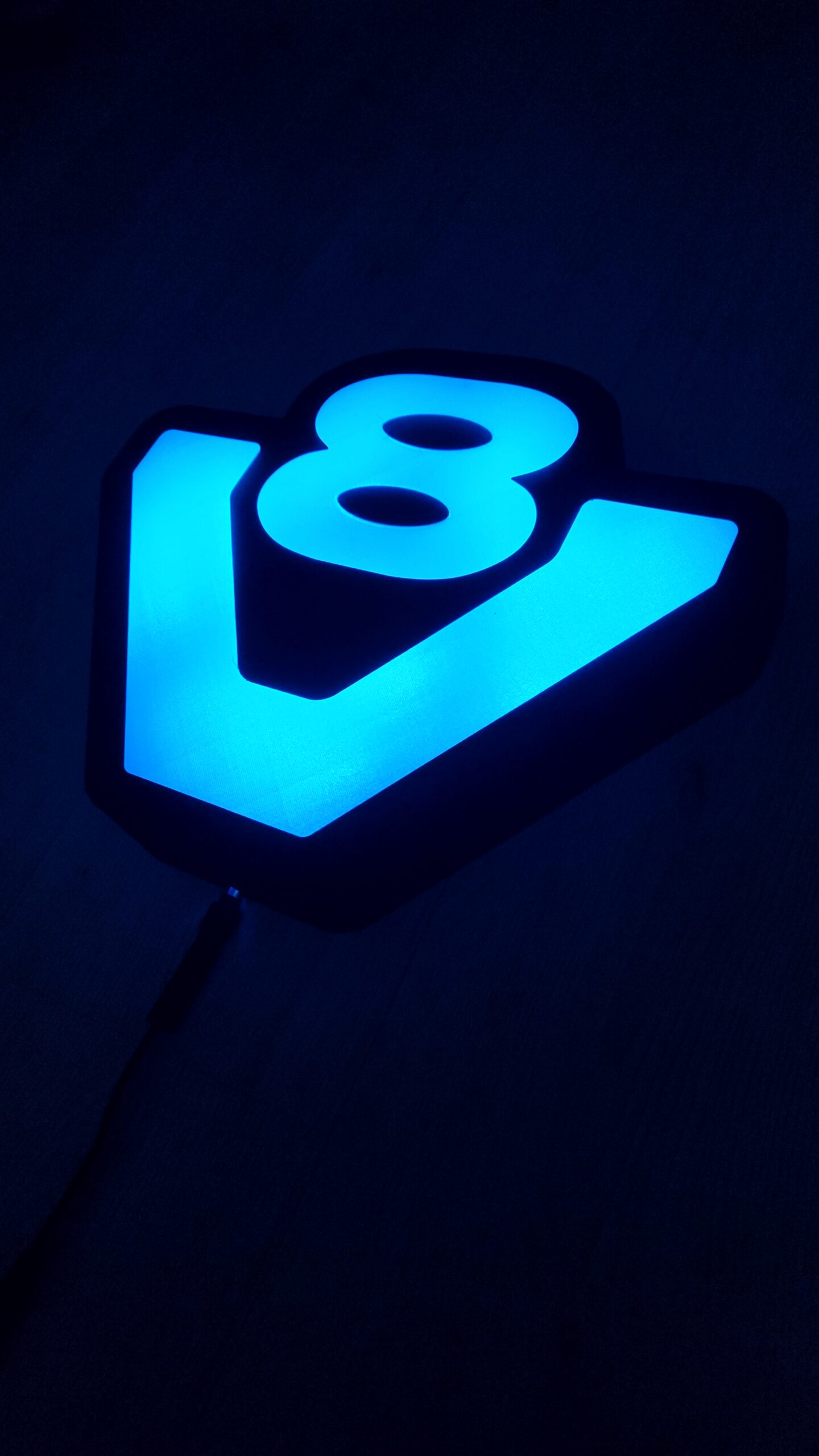 V8 skilt/lysboks med Bluetooth styrt RGB lys