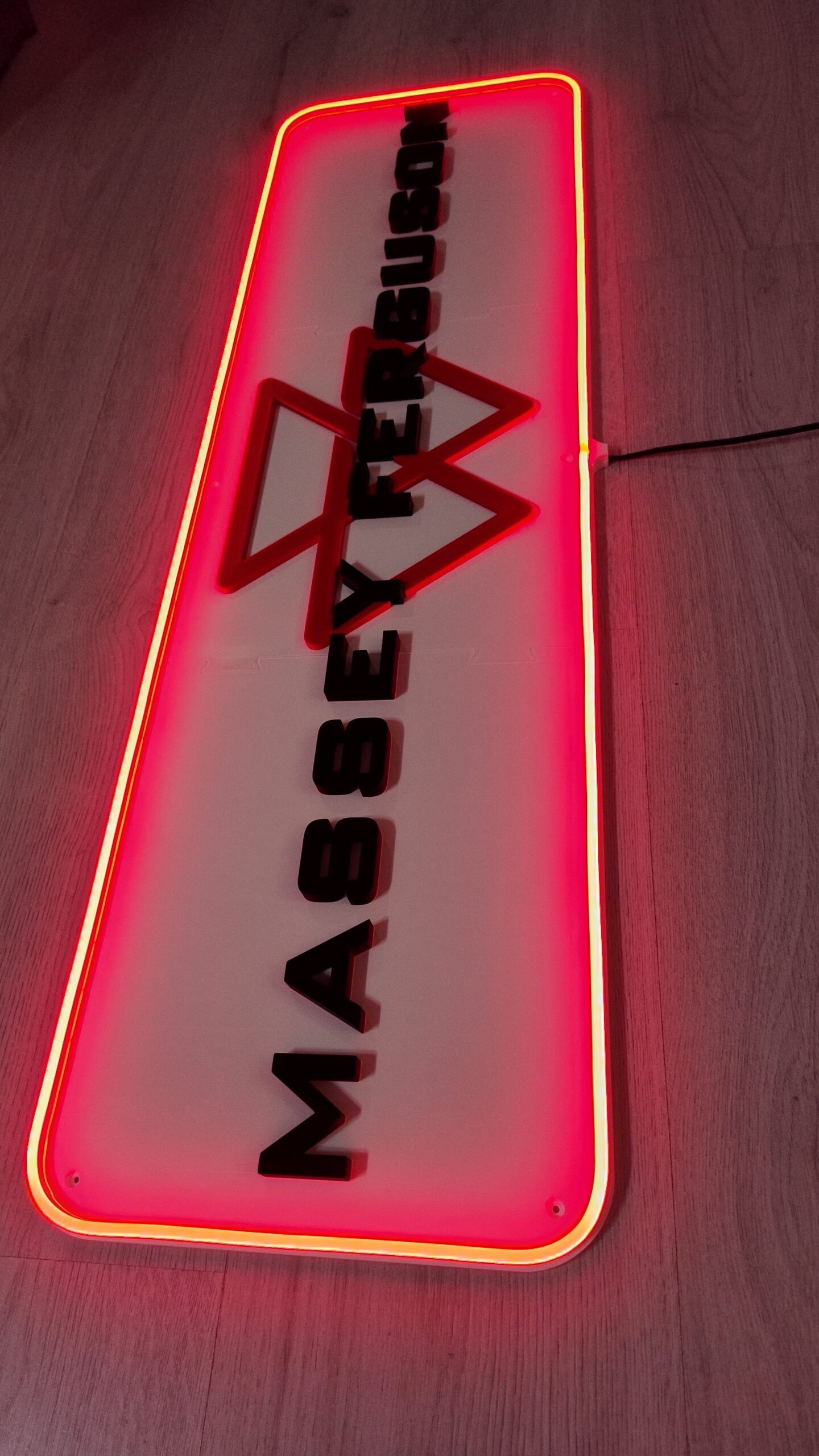 Stort Massey Ferguson skilt - Med lys
